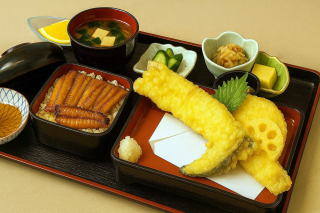 厳選された肉厚あなごをふっくらと焼き上げた上あなご重。香ばしいタレと白ごはんが絶妙に絡む、贅沢な逸品。