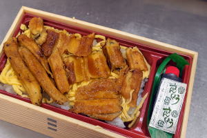 小ぶりな煮あなごをのせた手軽な箱飯弁当